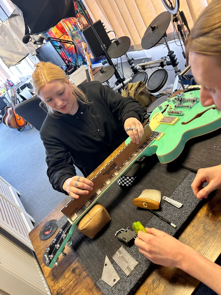 Learn to maintain your guitar – 1to1 course by Salford Guitar Lessons